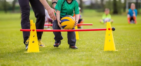 官方：库巴西右脚踝不适，已离开西班牙队返回巴萨